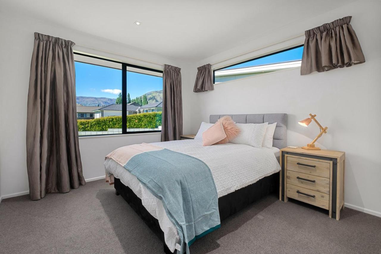 Roys Bay Lodge - Wanaka Holiday Home Exterior photo